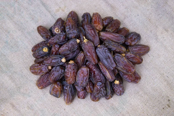 斋月卡里姆禁食期间可在褐色黄麻纤维织物上享用的一些美味枣果 — 图库照片