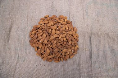 Kahverengi Jute fiber kumaşında biraz badem.