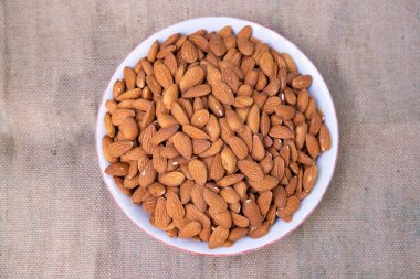 Kahverengi kumaştaki A Bowl bademlerinin üst görüntüsü