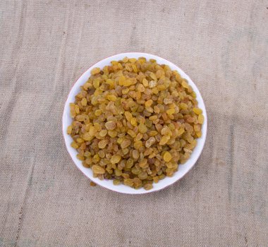 Jute fiber kumaşında lezzetli sağlıklı kuru üzümlerin üst görüntüsü
