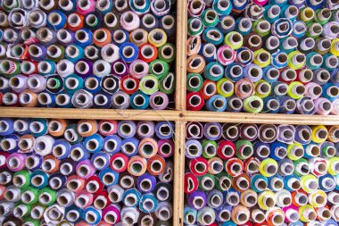 Çok renkli dikiş iplikleri deseni dokusu arka plan duvar kağıdı olarak kullanılabilir