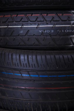 Yığılmış araba siyah lastik deri dokusu arkaplanı