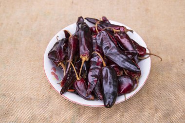 Bir kase kuru biber ya da kırmızı biber.