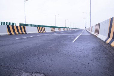 Mawa 'dan Bhanga çevre yoluna Bangladeş' te asfalt yolu