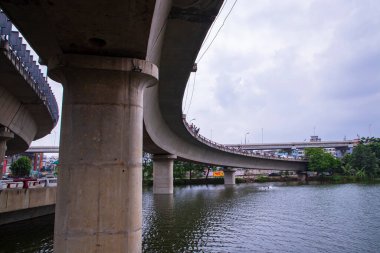 Dhaka Bangladeş 'te bulutlu gökyüzü ve gölü olan duraksız yarış pisti Kuril üstgeçidi