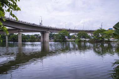 Dhaka Bangladeş 'te bulutlu gökyüzü ve gölü olan duraksız yarış pisti Kuril üstgeçidi