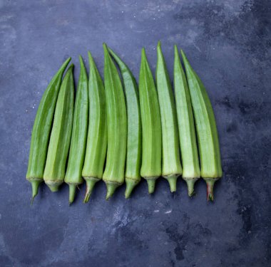 Taze organik sebzeler. Beton zeminde Lady 's Finger veya Bamya.