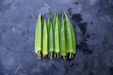 Taze organik sebzeler. Beton zeminde Lady 's Finger veya Bamya.