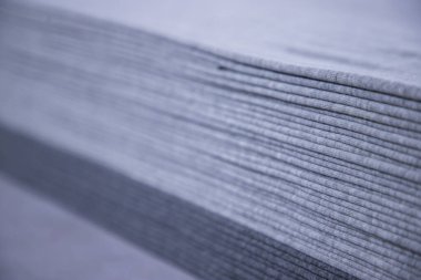 Katlanmış Gri Kumaş Yüzey Doku Duvar Kağıdı. Seçici Odaklanma