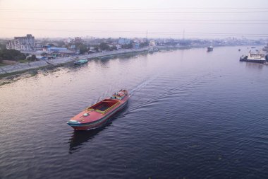 Sitalakhya Nehri, Narayanganj, Bangladeş 'te Sanayi Bölgesi olan Kum Bölgelerinin hava manzarası