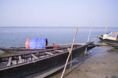 Bangladeş 'teki Padma nehrinin kıyısındaki ahşap balıkçı teknelerinin manzarası.