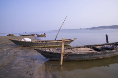 Bangladeş 'teki Padma nehrinin kıyısındaki ahşap balıkçı teknelerinin manzarası.
