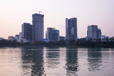 Dhaka-Bangladdesh 'teki mavi gökyüzü ile Hatirjheel Gölü' nün güzel Skylark manzarası