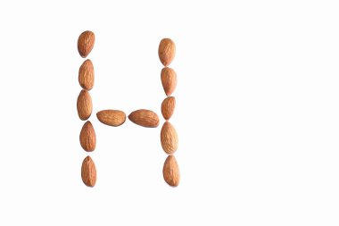 'H' harfi, sağlıklı bademlerle güzelce işlenmiş yaratıcı bir ekran.