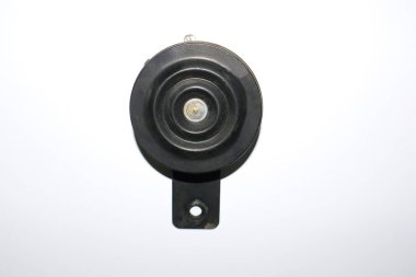 Pürüzsüz, siyah bir Activa boynuzu, beyaz bir arkaplan karşısında sergilendi. Cüretkar, yüksek kontrastlı bir görünüm için.