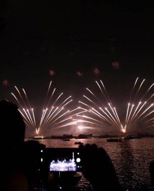 Binlerce insan Banaras 'ın gece gökyüzünün ateş ve inançla ışıldamasını merakla izledi.