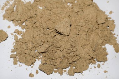 Baharatlı ve keskin jaljeera tozu minimum beyaz arkaplanda sergilendi