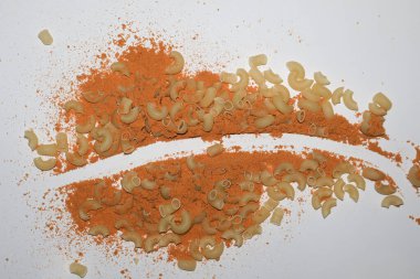 Baharatlı, masala kaplamalı makarna, pişmemiş ve rahatlatıcı manzaraya karşı ayarlanmış.