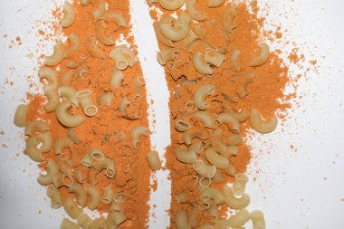 Pişmemiş masala makarnası tek bir kesikle hazırlanmış lezzetli bir yemeğe dönüşmeye hazır.