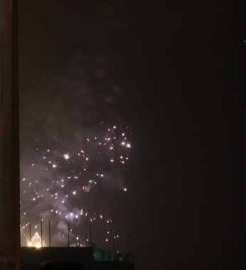 Dev Diwali ateş gösterisi sırasında bir ışık ve renk senfonisi kalabalığı büyülüyor.