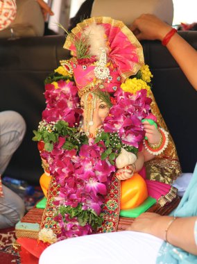 Ganpati Aagman, Bappa evimize ve kalbimize girerken kendini adamış ve kutsamıştır.