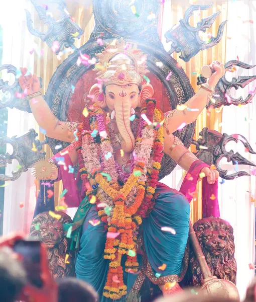 Ganpati Aagman, Tanrı Ganesha 'nın sevinçli gelişini kutluyor, herkese sadakat, müzik ve şenlik neşesi getiriyor.