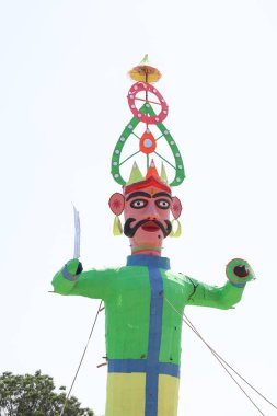 Yüce Ravana heykeli hazır, Dussehra 'nın ruhuyla yok edilmeyi bekliyor.