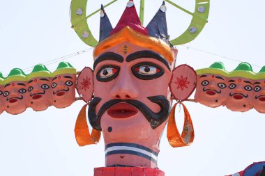 Gururla ayakta duran Ravana, bu Dussehra Günü 'nde yıllık düşüşüne hazırlanıyor.