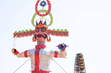 Ravana, on başı dik, Dussehras 'ın asırlık zafer öyküsünü işaretlemeye hazır.