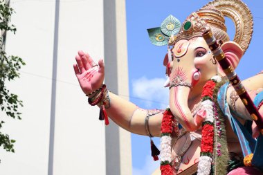Büyük Ganpati Visarjan geçit töreninde sokaklar inanç ve şenlikle canlanıyor.