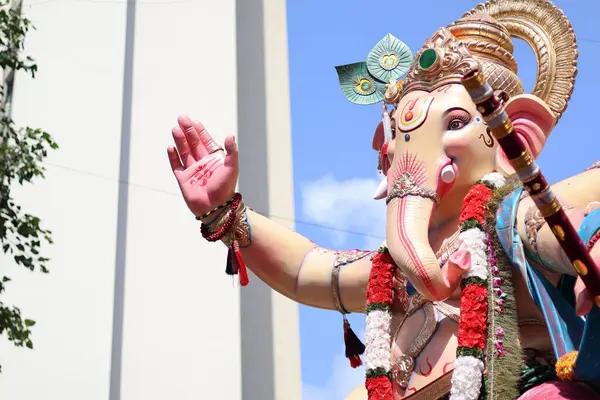 Büyük Ganpati Visarjan geçit töreninde sokaklar inanç ve şenlikle canlanıyor.