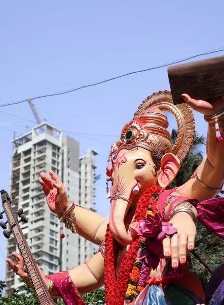 Ganpati Bappa tezahürat ve müziğin ortasında coşkulu bir adanmışlık ve şenlik karışımı.