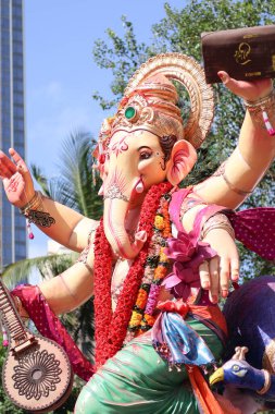 Aileler ve topluluklar olarak duygusal bir veda Ganesha 'ya büyük kutlamalarla teşekkür ederiz.