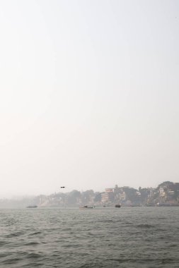 Banaras 'ın nefes kesici manzarası Ganga' dan yayılıyor ve şehrin zamansız güzelliğini gözler önüne seriyor.