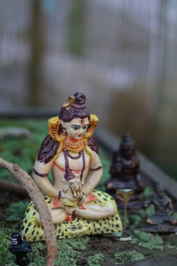 Görkemli Shiva heykeli, güzel bulanık bir arka planı olan, huzur saçan bir heykel gibi duruyor.