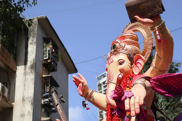 Ganesh Utsav 'ın son günü adanmışlık, dans, dhol-tasha ve ilahi enerjiyle işaretlendi.