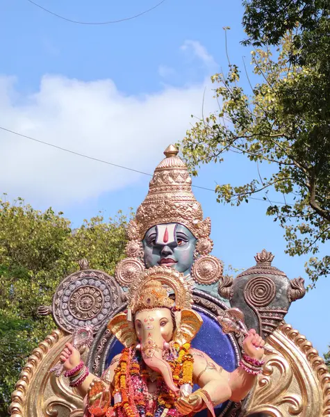 Tanrı Ganesha 'ya yürekten bir veda. Neşeli ilahiler, davullar ve sokaklarda dans ederek.