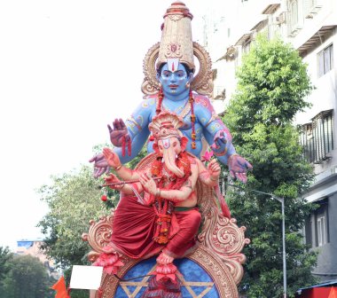 Renkler ve lütuflarla süslenmiş Ganpati ve Shree Ram evlerimizi güzellikle doldurmaya hazırlar.