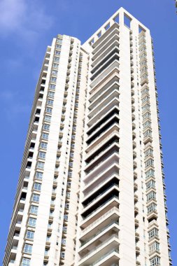 Çarpıcı beyaz bir yapı yükselir ve Mumbais 'in dikey büyümesinin özünü yakalar.