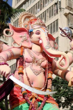 Lord Ganesha heykeli süslendi ve sıcak bir karşılamaya hazır.