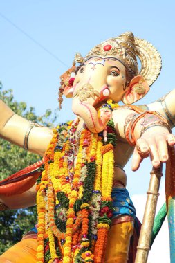 Bappa 'nın gelişi güzel süslenmiş bir heykel ile başlar.