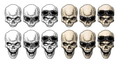 Alnında ve gözlerinde motosiklet gözlükleriyle gülümseyen kafatası. Renkli vintage vektör oyma çizimi. Poster ve dövme motosiklet kulübü için. El çizimi tasarım ögesi beyaz üzerine izole