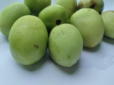 Organik çiğ domates. Yeşil olgunlaşmamış domatesler.