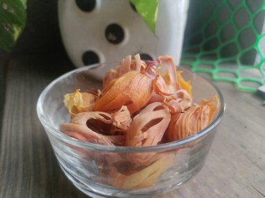 Mace baharatları, hindistan cevizi çiçekleri. Mace Spice arka planı, bir sürü javitri çiçeği, üst manzara. Piyasadaki Hint baharatları. Mace - Hindistan cevizi tohumunun kabuğunun kurutulmuş ağ benzeri kabuğu (Myristica parfümleri)).