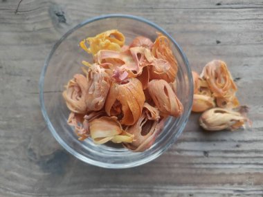 Mace baharatları, hindistan cevizi çiçekleri. Mace Spice arka planı, bir sürü javitri çiçeği, üst manzara. Piyasadaki Hint baharatları. Mace - Hindistan cevizi tohumunun kabuğunun kurutulmuş ağ benzeri kabuğu (Myristica parfümleri)).