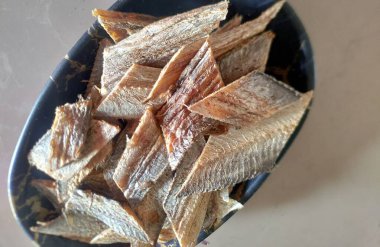 Kuru kurdele balığı (ayrıca kurutulmuş vaala ya da kurutulmuş mürekkep balığı olarak da bilinir), protein, omega-3 yağ asitleri ve çoğu zaman köri veya kızarmış olarak hazırlanan diğer temel besinler bakımından zengin popüler bir deniz ürünleri lezzetidir..