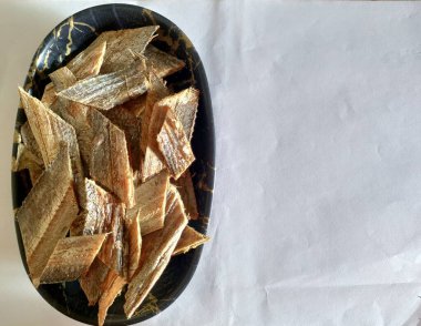 Kuru kurdele balığı (ayrıca kurutulmuş vaala ya da kurutulmuş mürekkep balığı olarak da bilinir), protein, omega-3 yağ asitleri ve çoğu zaman köri veya kızarmış olarak hazırlanan diğer temel besinler bakımından zengin popüler bir deniz ürünleri lezzetidir..