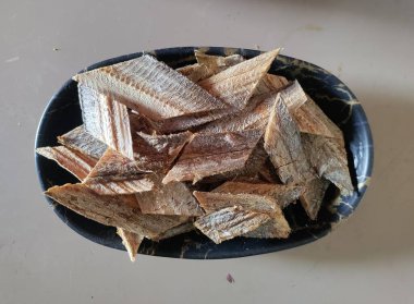 Kuru kurdele balığı (ayrıca kurutulmuş vaala ya da kurutulmuş mürekkep balığı olarak da bilinir), protein, omega-3 yağ asitleri ve çoğu zaman köri veya kızarmış olarak hazırlanan diğer temel besinler bakımından zengin popüler bir deniz ürünleri lezzetidir..