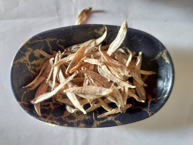 Anhovy balığı güneş ışığında kurutulduktan sonra hazır bir yemek. Gıda koruma yöntemleri.