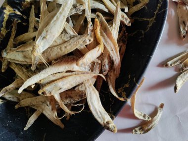 Anhovy balığı güneş ışığında kurutulduktan sonra hazır bir yemek. Gıda koruma yöntemleri.